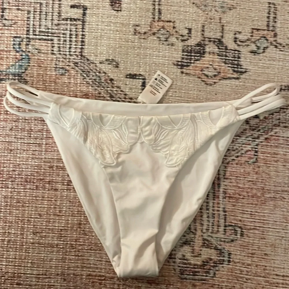 l*space Claude Bikini Bottom Floral Applique in‎ White Large